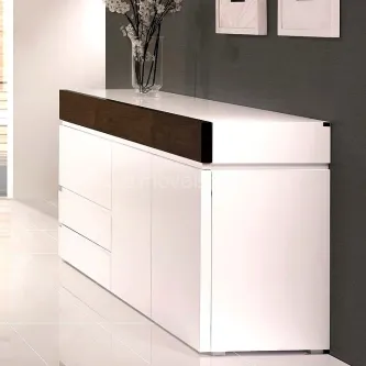 Aparador Eleven branco lacado com faixa superior em madeira escura e vaso decorativo