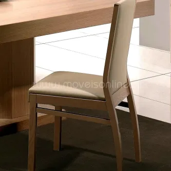 Cadeira Eleven em madeira clara com assento e costas estofadas bege