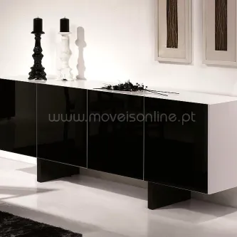 Aparador Macau lacado preto e branco com portas e velas decorativas