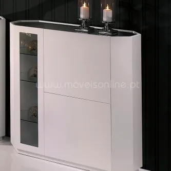 Movel bar eleven branco com tampo negro, vitrina lateral de vidro e velas