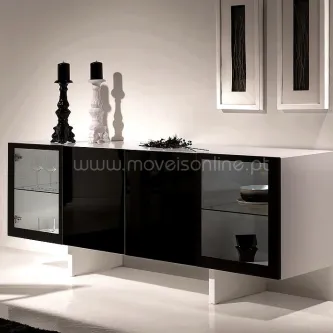 Aparador Macau preto lacado suspenso com portas vidro e velas decorativas
