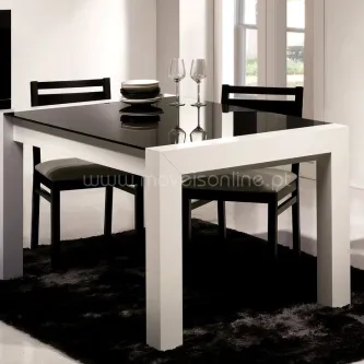Mesa de jantar Macau com tampo de vidro preto, estrutura branca e quatro cadeiras