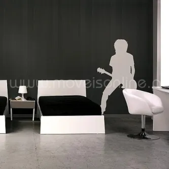 Quarto juvenil com cama branca, roupa de cama preta, mesa de cabeceira e decalque de guitarrista.