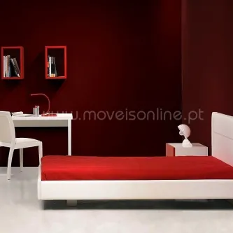 Quarto juvenil smart com cama branca, colchão vermelho, secretária e prateleiras vermelhas