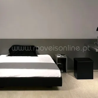 Quarto juvenil smart com cama baixa preta, colcha branca e mesas de cabeceira quadradas