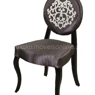 Cadeira Azurara II com estofado castanho, padrão branco ornamentado no encosto e pernas curvadas