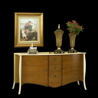 Aparador Paris em madeira com tampo claro, dois vasos decorativos e quadro dourado