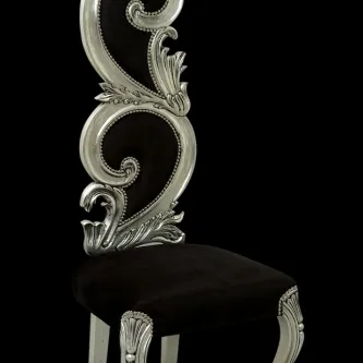 Cadeira Katy com encosto alto ornamentado prateado e assento estofado preto