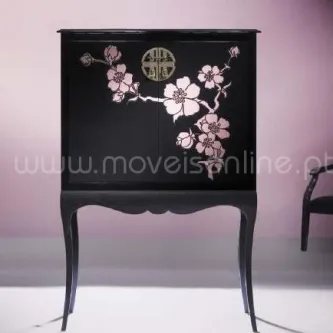 Móvel bar preto com ramo de flores rosa e medalhão circular dourado