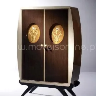 Móvel bar Aguado Home em madeira escura com portas decoradas a dourado e pés cruzados