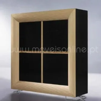 Móvel bar Aguado Home quadrado com moldura clara, quatro compartimentos negros e pés metálicos