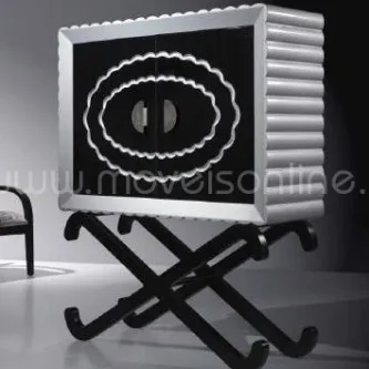 Móvel bar prateado com frente preta decorada e base de pernas cruzadas pretas