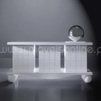 Aparador Aguado Home branco com bases quadradas em relevo e esfera de vidro