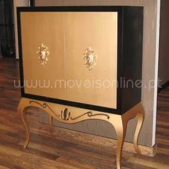 Móvel bar Aguado Home preto e dourado com duas portas e pernas curvas ornamentadas
