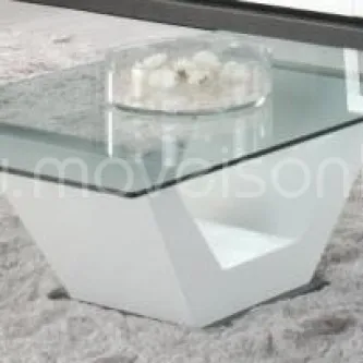 Mesa de centro Vogue com tampo de vidro e base geométrica branca sobre tapete