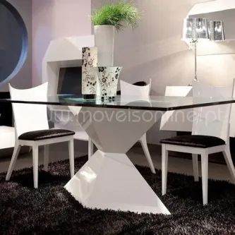 Mesa de jantar diamante com tampo de vidro e base geométrica branca, cadeiras brancas.