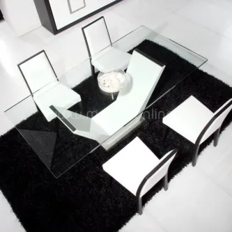 Mesa de jantar Vogue em vidro com tampo retangular e quatro cadeiras brancas sobre tapete preto