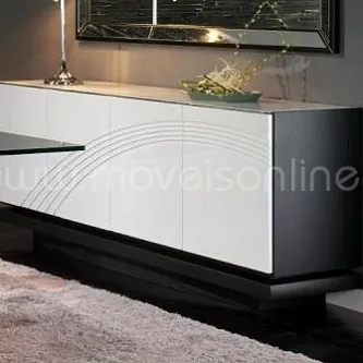 Aparador Seven branco com frisos curvos nas portas e base preta