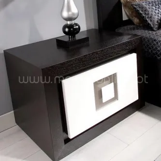 Mesa de cabeceira Vogue preta com gaveta branca e puxador quadrado