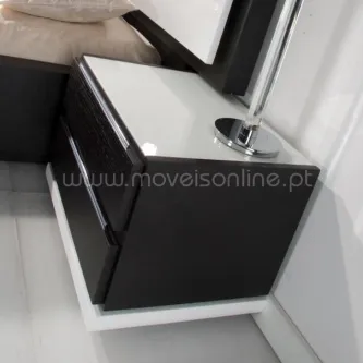 Mesa de cabeceira Seven preta com tampo branco e duas gavetas