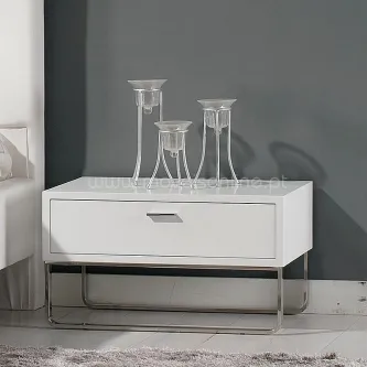 Mesa de cabeceira branca com gaveta e base metálica, castiçais de vidro