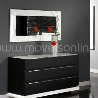 Cómoda preta de três gavetas com base branca e espelho retangular e vaso com flores vermelhas