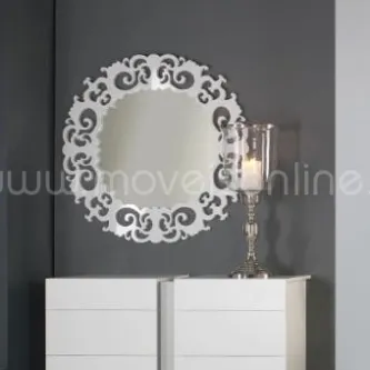 Cómoda branca com espelho redondo ornamentado e candeeiro de mesa prateado