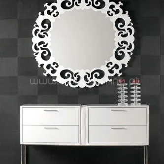 Cómoda branca de quatro gavetas com espelho redondo ornamentado