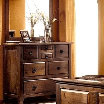 Cómoda rústica em madeira escura com espelho, várias gavetas e decoração em cima