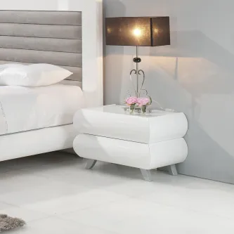 Mesa de cabeceira Lilac branca com candeeiro e vaso de flores junto a cama