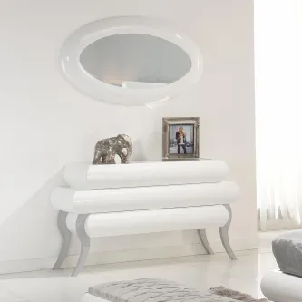Cómoda lilás com espelho oval e pés curvos num quarto branco