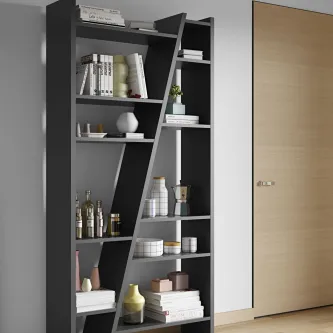 Estante Delta 2 preta com prateleiras assimétricas e decoração minimalista