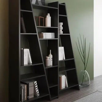 Estante Delta 3 preta em forma de A com prateleiras e livros, vaso de vidro