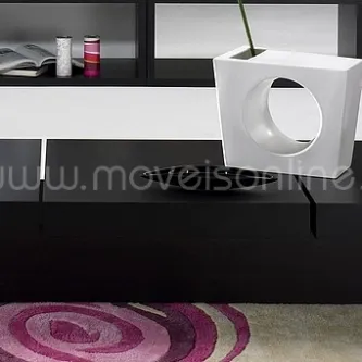 Mesa de centro preta com prateleira branca, vaso geométrico branco e tapete roxo