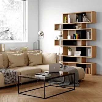 Estante London III em madeira com nichos assimétricos montada na parede de sala