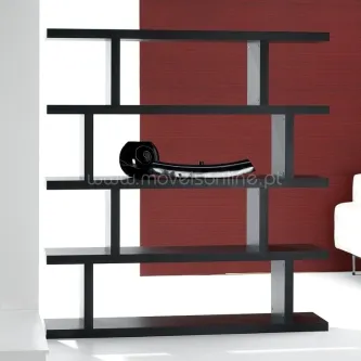 Estante Step preta com prateleiras em degrau e objeto decorativo negro