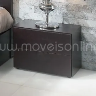 Mesa de cabeceira simples em madeira escura com duas gavetas e candeeiro prateado