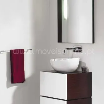 Móvel de casa de banho com lavatório de bancada branco, espelho e toalha bordô