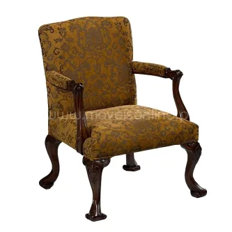 Cadeirão Russia estofado dourado com padrão floral e braços e pernas em madeira entalhada