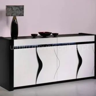 Aparador Swing branco e preto com portas curvas e candeeiro e taças no topo
