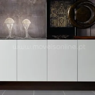 Aparador Elegance branco com dois candeeiros em forma de água-viva e escultura decorativa