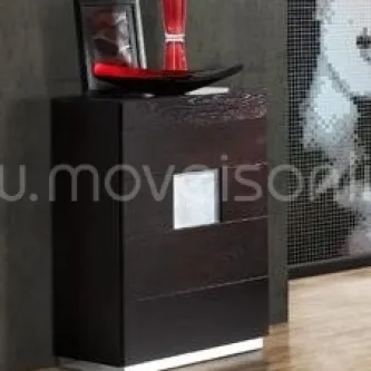 Camiseiro Elegance castanho escuro com três gavetas e vaso vermelho no tampo