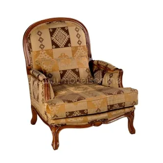 Cadeirão Guiné estofado bege e castanho com padrões geométricos e estrutura de madeira entalhada