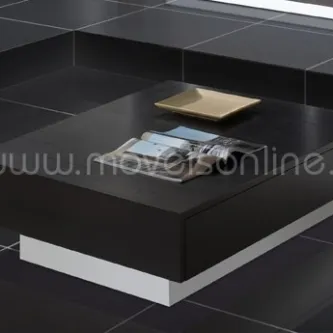 Mesa de centro Elegance preta retangular com base branca, revista aberta e tabuleiro