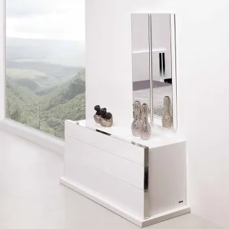 Cómoda cristal com espelho, branca, duas gavetas e objetos decorativos no tampo