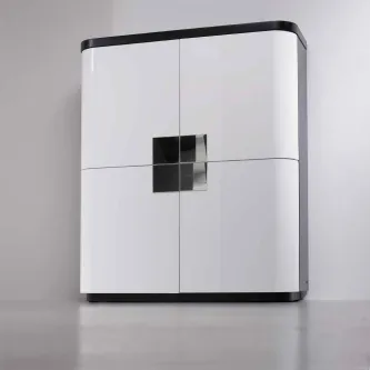 Vitrine branca lacada com quatro portas e janela central de vidro