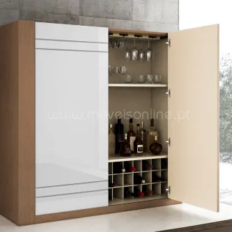 Movel bar Lyon em madeira com porta branca aberta a mostrar copos, garrafas e adega