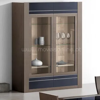 Vitrine Lyon em madeira castanha com portas de vidro e prateleiras com decoração