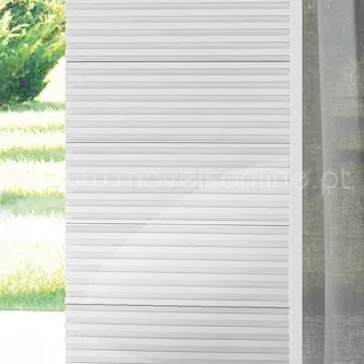 Camiseiro Ellipse com porta de ripas brancas e cortina transparente