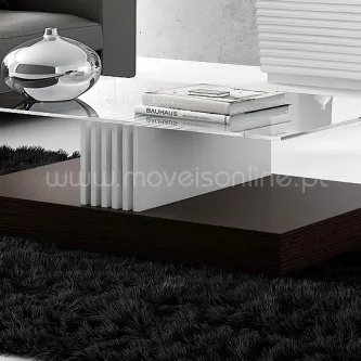 Mesa de centro Ellipse com tampo branco brilhante, base castanha e decoração